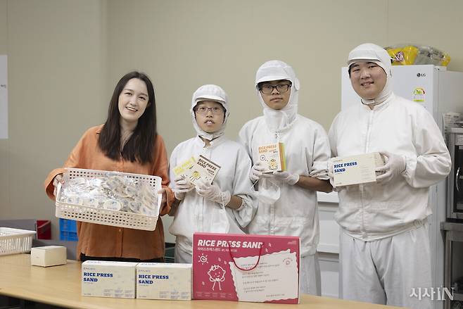 폴린토의 조숙영 대표와 직원 강은진, 강은택, 이지민씨(왼쪽부터). ⓒ시사IN 이명익
