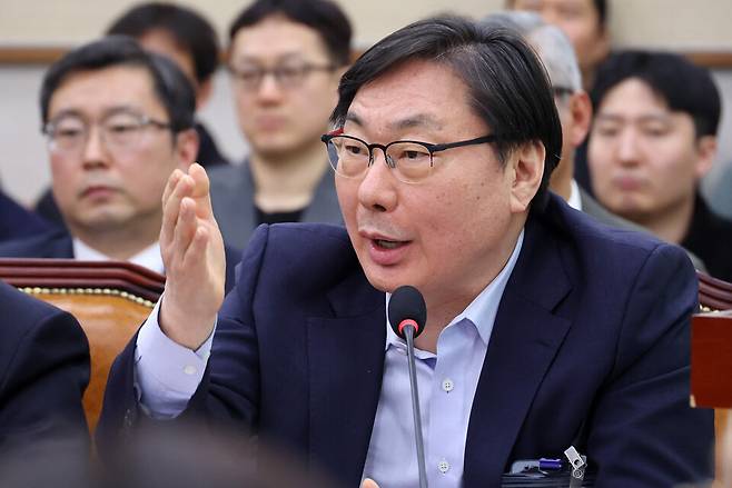 4월14일 국회 '윤석열 정권 정치검찰 조작기소 의혹 사건 진상규명' 국정조사특별위원회에서 열린 쌍방울 대북 송금 사건 관련 청문회에서 증인으로 출석한 이화영 전 경기도 평화부지사가 의원 질의에 답하고 있다. ⓒ연합뉴스