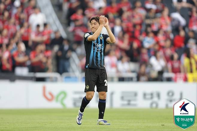 인천 유나이티드 이민혁이 9일 인천축구전용경기장에서 열린 포항 스틸러스와의 하나은행 K리그1 2026 31라운드 홈경기에서 전반 17분 선제골을 넣은 뒤 기뻐하고 있다.   프로축구연맹 제공