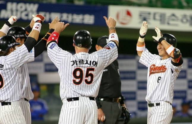 롯데 김민성(맨 오른쪽)이 지난 2009년 5월 14일 부산 사직야구장에서 만루홈런을 치고 환영받고 있다. /사진=롯데 자이언츠 제공