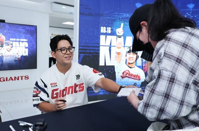 롯데 김민성이 9일 부산 LG전을 앞두고 열린 자신의 은퇴식에서 팬들에게 사인하고 있다. /사진=롯데 자이언츠 제공