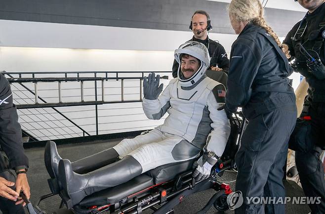 무사 귀환해 손 흔드는 NASA 소속 우주비행사 잭 헤서웨이 [AP=연합뉴스. 재판매 및 DB 금지]