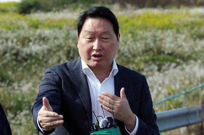 최태원 SK하이닉스 회장이 9일 오후 반도체 산단이 들어설 전남광주 서구 군공항 부지에서 현장 방문을 마친 뒤 기자들의 질문에 답하고 있다. / 사진=연합뉴스