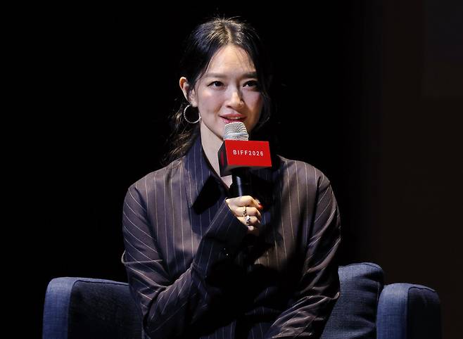 제31회 부산국제영화제가 열린 10일 부산 해운대구 신세계백화점 문화홀에서 진행된 '액터스 하우스'에서 배우 신민아가 인사말을 하고 있다.(사진=연합뉴스)