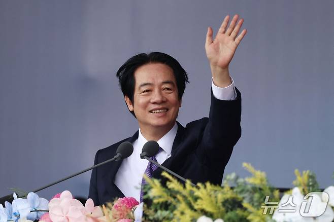 라이칭더 대만 총통이 10일 타이베이 총통부에서 열린 국경절 기념식 연설 중 손을 흔들고 있다. 2026.10.10. ⓒ AFP=뉴스1