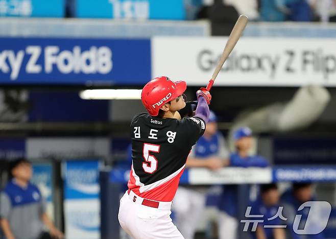 8일 오후 대구 삼성라이온즈파크에서 열린 프로야구 '2026 신한은행 SOL KBO리그' KIA 타이거즈와 삼성 라이온즈의 경기, 6회초 선두타자로 나온 KIA 김도영이 삼성 사토시의 초구를 노려 좌월 솔로홈런이자 시즌 40호 홈런을 쏘아올리고 있다. 2026.9.8 ⓒ 뉴스1 공정식 기자