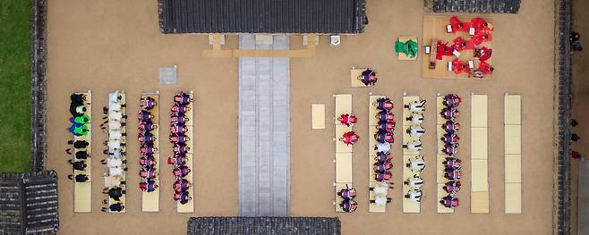 2023년 유네스코 세계문화유산에 오른 가야역사지구. 김수로왕 춘향 대제 때 초혼관이 축문을 읽는 동안 모두 엎드린 모습을 드론 촬영해 마치 당시 기록화처럼 연출한 작품. /서헌강 작가