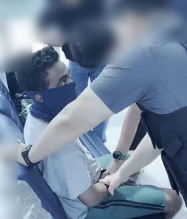 화성외국인보호소 보호관들이 8월 27일 인도 국적 남성에 대한 강제퇴거를 집행하는 과정에서 입에 덕테이프를 붙이고 물리력을 행사하는 모습이 담긴 보호관 보디캠 영상. 박은정 조국혁신당 의원실 제공
