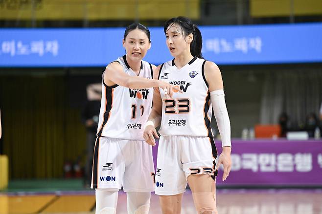 우리은행 강이슬(왼쪽)과 김단비가 10일 청주체육관에서 열린 KB와의 2026 KB국민은행 박신자컵 4강 2경기 중 대화하고 있다. 사진=WKBL