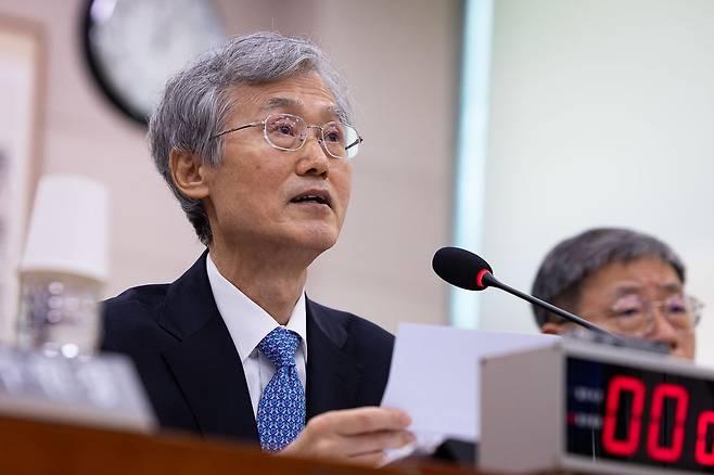조희대 대법원장이 6일 서울 여의도 국회에서 열린 법제사법위원회의 대법원 등에 대한 국정감사에 출석해 의원 질의에 답하고 있다. 뉴스1