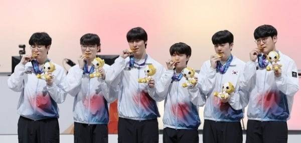 금메달 깨무는 LoL 대표팀 /연합뉴스