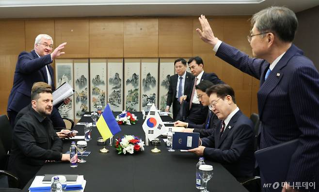 [앙카라=뉴시스] 조성봉 기자 = 이재명 대통령과 볼로디미르 젤렌스키 우크라이나 대통령이 8일(현지 시간) 튀르키예 앙카라의 한 호텔에서 한-우크라이나 정상회담에 임석한 가운데 조현 외교부 장관과 안드리 시비하 외교부 장관이 인사하고 있다. 2026.07.08. suncho21@newsis.com