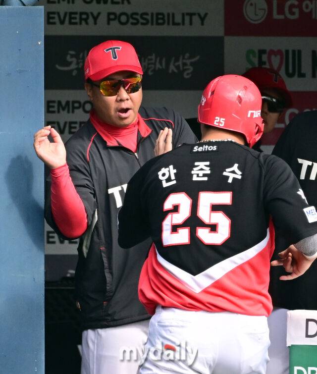 2026년 10월 4일 오후 서울 잠실구장에서 열린 '2026 신한 SOL KBO리그' KIA 타이거즈와 LG 트윈스의 경기. KIA 이범호 감독이 2회초 2사 2,3루서 박민의 2타점 동점타 때 홈을 밟은 한준수를 축하하고 있다./마이데일리