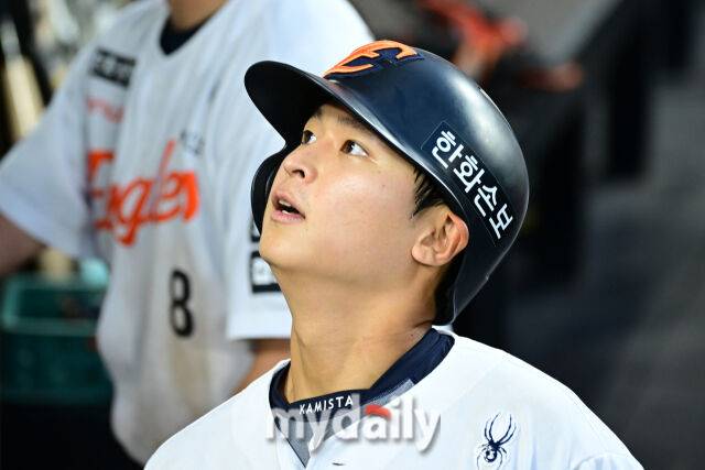 18일 대전 한화생명 볼파크 야구장에서 열린 '2026 신한 SOL KBO리그' KIA 타이거즈와 한화 이글스 경기. 한화 최인호가 1회말 첫 타자로 나와 선제 솔로포 친 후 기뻐하고 있다./마이데일리