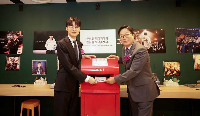 [서울=뉴시스] 우정사업본부는 10일 우표박물관에서 페이커 기념우표 기획전시관 개관식과 기념우표 증정식을 열었다. 행사에는 페이커와 박인환 우정사업본부장 등이 참석했다. 기념우표는 오는 23일 정식 발행된다. (사진=우정사업본부 제공) *재판매 및 DB 금지