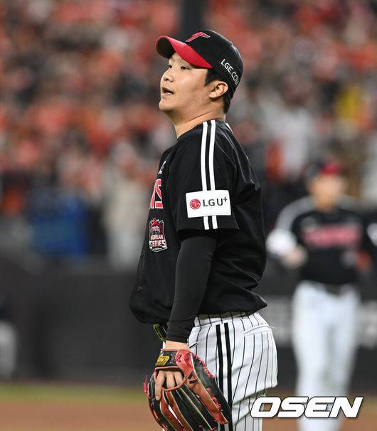 [OSEN=대전, 손용호 기자] 30일 대전 한화생명볼파크에서 2025 신한 SOL Bank KBO리그 포스트시즌 한국시리즈 4차전 한화 이글스와 LG 트윈스의 경기가 열렸다.이날 경기에 한화는 와이스를, LG는 치리노스를 선발투수로 내세웠다. 7회말 1사 1루 손아섭의 타구를 3루수 문보경이 악송구 손아섭이 세이프, 2루까지 진루했다. 문보경이 망연자실 그라운드를 바라보고 있다.  2025.10.30/spjj@osen.co.kr