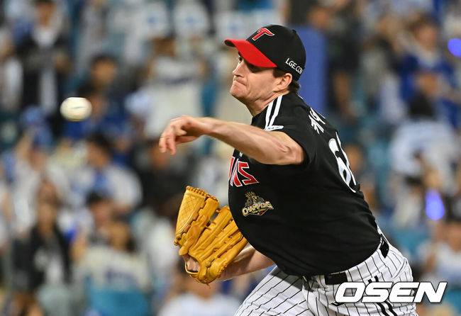 [OSEN=대구, 이석우 기자] 12일 대구삼성라이온즈파크에서 2026 신한 SOL KBO 리그 삼성 라이온즈와 LG 트윈스의 경기가 열렸다. 홈팀 삼성은 후라도가, 방문팀 LG는 톨허스트가 선발 출전했다. LG 트윈스 케네디가 역투하고 있다. 2026.09.12 / foto0307@osen.co.kr