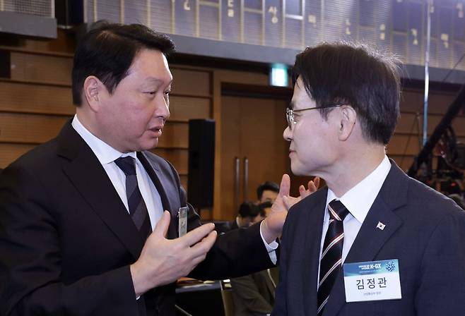 최태원 대한상공회의소 회장과 김정관 산업통상부 장관이 7일 서울 시내 한 회의장에서 열린 한국형 녹색대전환(K-GX) 전략 국민보고회에서 대화하고 있다./2026.10.7 청와대사진기자단