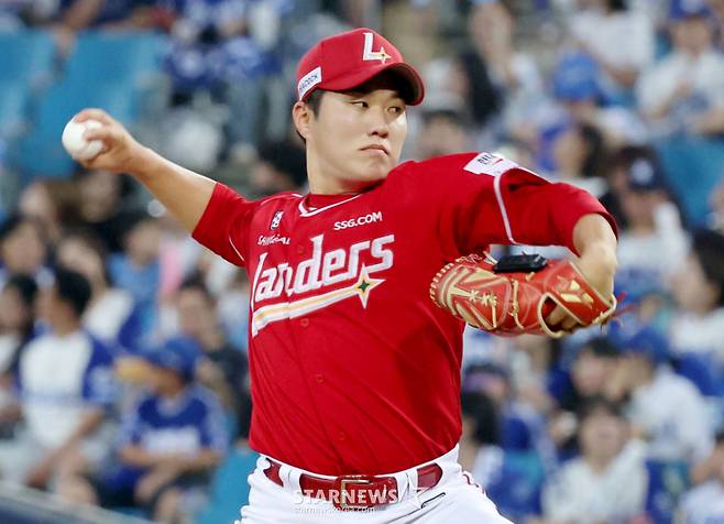 2026 신한 SOL KBO리그 삼성 라이온즈 대 SSG 랜더스 경기가 20일 대구 삼성라이온즈파크에서 열렸다.  SSG 선발 최민준이 역투하고 있다. /사진=김진경 kim.jinkyung@