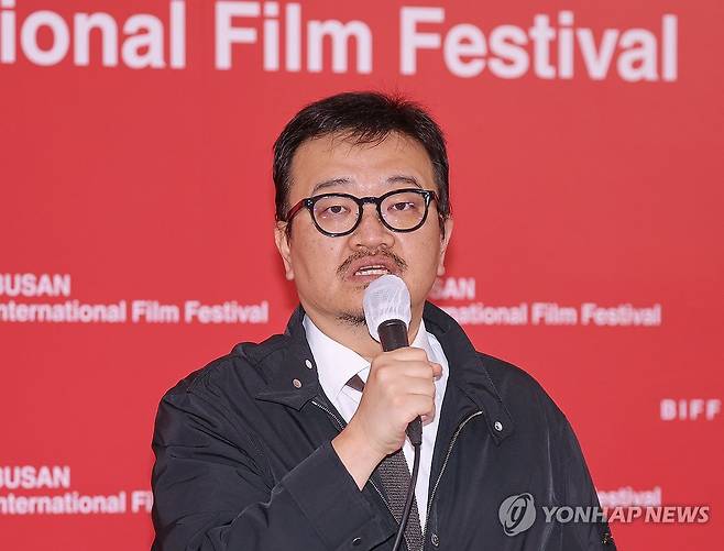 질문에 답하는 연상호 감독 (부산=연합뉴스) 이재희 기자 = 제31회 부산국제영화제가 열린 10일 부산 해운대구 영화의전당에서 진행된 영화 '실낙원' 기자회견에서 연상호 감독이 질문에 답하고 있다. 2026.10.10 scape@yna.co.kr