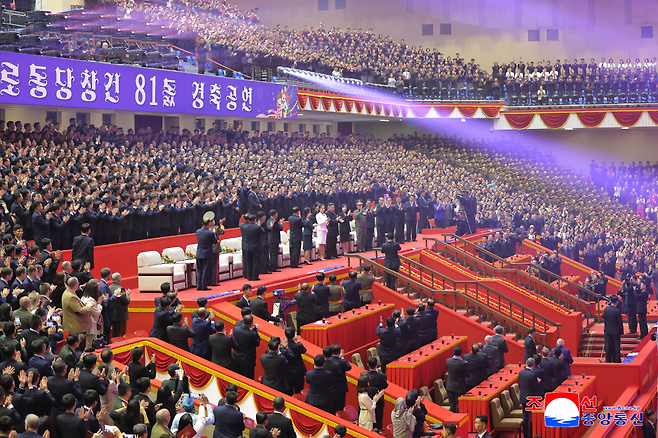 김정은 북한 국무위원장이 지난 10일 평양체육관에서 진행된 노동당 창건 81주년 경축공연을 관람했다고 조선중앙통신이 11일 보도했다. 이날 공연에는 김 위원장의 부인 리설주 여사와 딸 주애도 함께 관람했다. 연합뉴스
