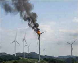 지난 3월 23일 경북 영덕군 영덕읍 창포리 풍력발전단지 내 발전기에서 불길과 검은 연기가 치솟고 있다. 이 사고로 발전기 날개 균열 부위를 수리하던 작업자 3명이 숨졌다. /영덕군 제공