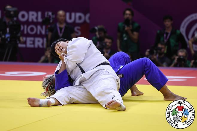 이현지(흰색도복)가 유도 세계선수권 결승에서 프랑스의 로만 디코를 제압하고 있다. /IJF