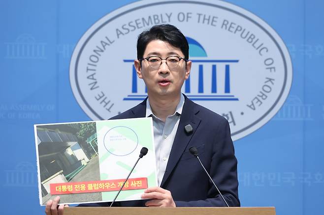 주진우 국민의힘 의원이 11일 서울 여의도 국회 소통관에서 대구 상가 천장 붕괴 사고 당시 이재명 대통령의 태릉 골프장 방문 의혹에 대한 기자회견을 하고 있다. / 뉴스1