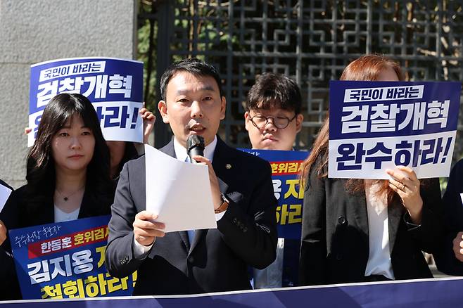 발언하는 더불어민주당 김용민 의원
     (서울=연합뉴스) 류효림 기자 = 더불어민주당 김용민 의원이 공소청과 중대범죄수사청(중수청)이 출범한 2일 서울 서초구 공소청 본청 앞에서 열린 기자회견에서 발언하고 있다. 2026.10.2
    ryousanta@yna.co.kr
(끝)


<저작권자(c) 연합뉴스, 무단 전재-재배포, AI 학습 및 활용 금지>