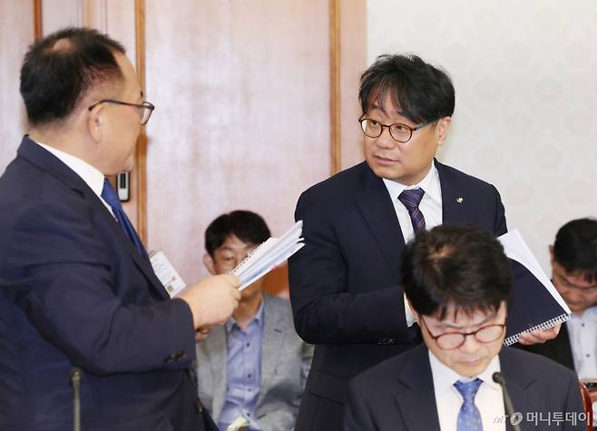 [서울=뉴시스] 조수정 기자 = 이성훈(오른쪽) 한국토지주택공사(LH) 사장이 3일 오후 서울 종로구 정부서울청사에서 범부처 주택 신속공급 점검회의에 참석하고 있다. 2026.09.03. chocrystal@newsis.com /사진=조수정
