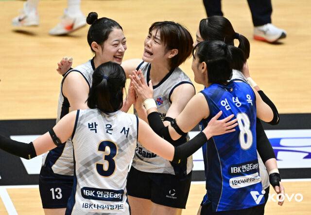 IBK기업은행 최정민이 11일 열린 SOOP과 2026 프로배구 컵대회 여자부 A조 조별리그 첫 경기 도중 공격 성공 후 팀 동료들과 함께 기뻐하고 있다./한국배구연맹(KOVO) 제공