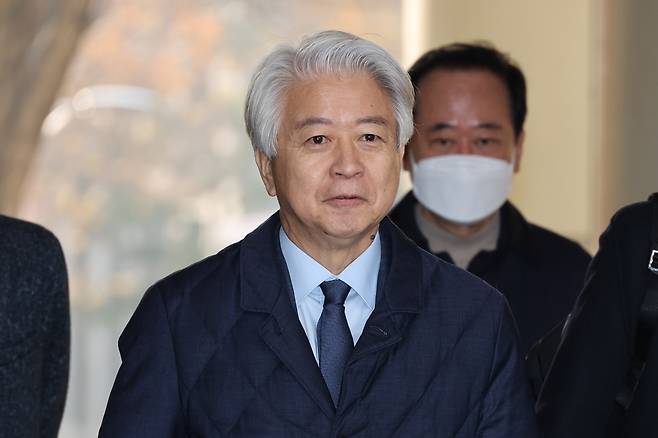 노웅래 전 더불어민주당 의원이 지난해 11월 26일 서울중앙지법에서 열린 1심 선고에 출석하고 있다. [연합]