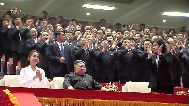김정은, 딸 주애와 당 창건 81주년 경축공연 관람. 연합뉴스