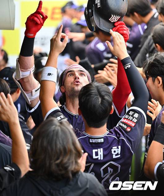 [OSEN=대구, 이석우 기자] 11일 대구삼성라이온즈파크에서 2026 신한 SOL KBO 리그 삼성 라이온즈와 KT 위즈의 경기가 열렸다. 홈팀 삼성은 후라도가, 방문팀 KT는 고영표가 선발 출전했다. KT 위즈 힐리어드가 3회초 1사 1,2루 좌월 3점 홈런을 치고 세리머니를 하고 있다. 2026.10.11 / foto0307@osen.co.kr