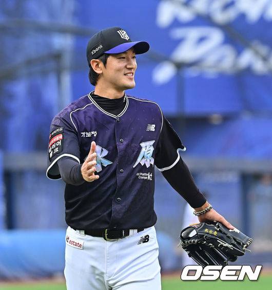[OSEN=대구, 이석우 기자] 11일 대구삼성라이온즈파크에서 2026 신한 SOL KBO 리그 삼성 라이온즈와 KT 위즈의 경기가 열렸다. 홈팀 삼성은 후라도가, 방문팀 KT는 고영표가 선발 출전했다. KT 위즈 고영표가 5회말 2사 1루 삼성 라이온즈 김지찬의 직선 타구를 잡아 아웃시킨 오윤석과 하이파이브를 하고 있다. 2026.10.11 / foto0307@osen.co.kr