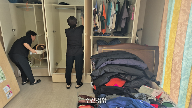 서울 구로구 틈새수납 사업을 맡은 황선심·이태경 공간정리큐레이터가 지난해 7월11일 정해연씨의 집 안방 가구와 옷가지들을 정리하고 있다. 류인하 기자