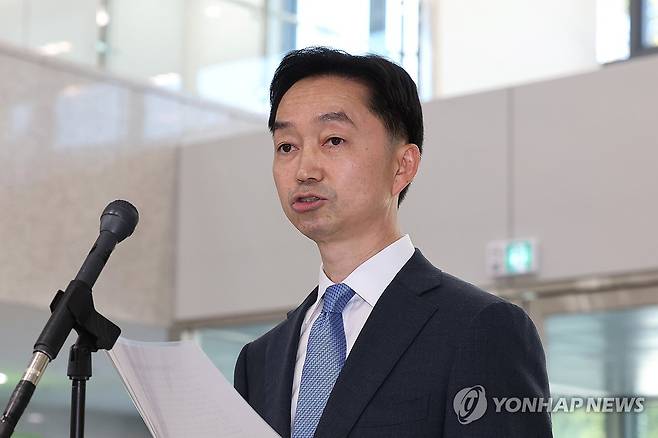 입장 밝히는 김지용 중대범죄수사청장 후보자 (서울=연합뉴스) 김주형 기자 = 김지용 중대범죄수사청장 후보자가 8일 인사청문회 준비 사무실이 마련된 정부서울청사 창성동 별관에서 현안과 관련한 입장을 밝히고 있다. 2026.10.8 kjhpress@yna.co.kr