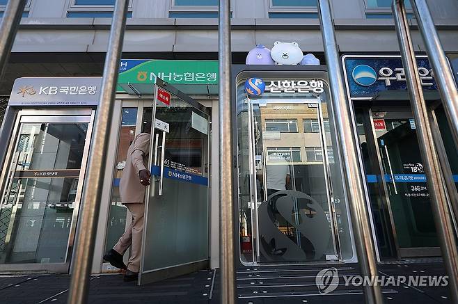 은행권 전방위 해킹 피해 (서울=연합뉴스) 이지은 기자 = 신한은행에 이어 KB국민은행, 하나은행 등 국내 주요 시중은행에서 전방위적인 인공지능(AI) 해킹 공격으로 고객정보가 유출되는 사고가 발생하면서 금융권 보안에 비상이 걸렸다. 우리은행과 NH농협은행의 경우 최근 외부 비인가자의 해킹 시도가 있었으나, 자체 침입 방지 시스템이 작동해 현재까지 파악된 정보 유출은 없는 것으로 전해졌다. 사진은 4일 서울 시내에 설치된 여러 은행 ATM기. 2026.10.4 jieunlee@yna.co.kr