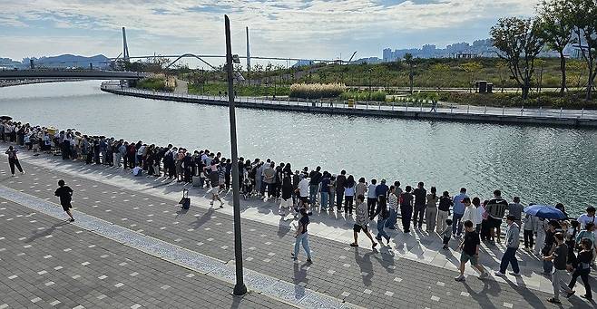 개천절 연휴 마지막 날 부캉이 보러 친수공원 찾은 사람들 (부산=연합뉴스) 이영재 기자 = 한글날 연휴 마지막 날인 11일 부산역과 북항 친수공원을 잇는 공중 보행로가 부캉이를 보러 온 방문객들로 붐비고 있다. 2026.10.11 ljglory@yna.co.kr