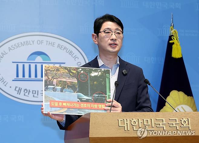 주진우 "대구 천장 붕괴 사고 시 이재명 대통령은 골프" (서울=연합뉴스) 배재만 기자 = 국민의힘 주진우 의원이 11일 국회 소통관에서 기자회견을 열고 "지난 10일 대구 천장 붕괴 사고 때 이재명 대통령이 태릉 cc에서 황제 골프를 쳤다"고 주장하고 있다. 2026.10.11 scoop@yna.co.kr