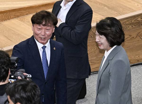 12일 경기도의회 본회의장에서 남종섭의장과 추미애 경기지사가 '제394회 임시회 제1차 본회의'를 마친 뒤 웃으며 대화하고 있다. 김태완 기자 lift@kihoilbo.co.kr