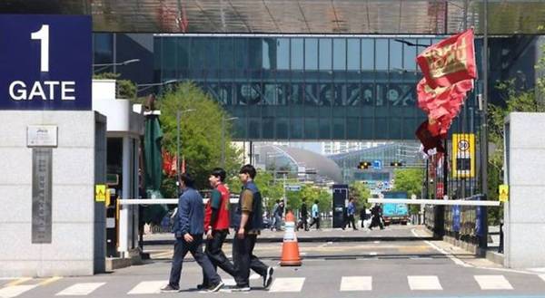인천 연수구 삼성바이오로직스 공장에 노동조합 깃발이 걸려 있다. /연합뉴스