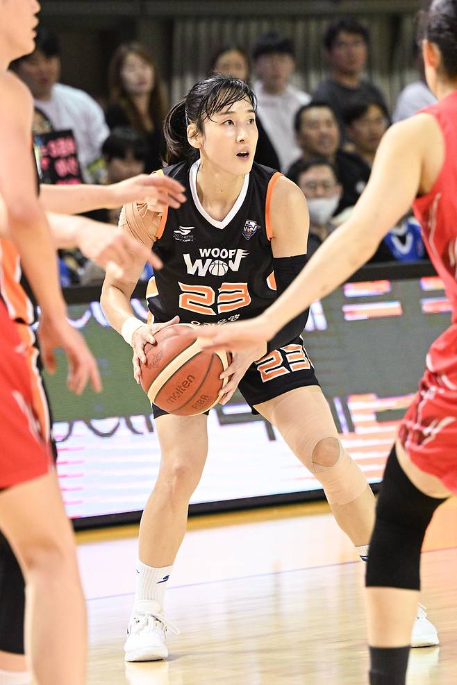 우리은행 김단비가 11일 청주체육관에서 열린 2026 KB국민은행 박신자컵 결승전 후지쯔와 경기에서 패스할 곳을 찾고 있다. 사진 | WKBL