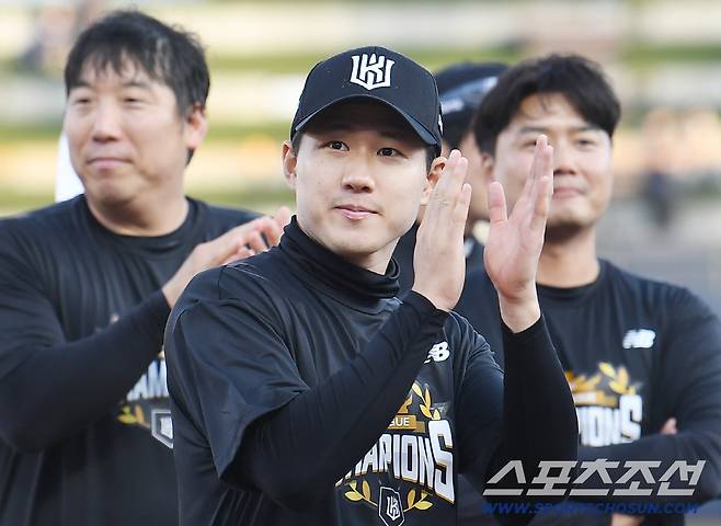 5일 수원 KT위즈파크에서 열린 롯데 자이언츠와 KT 위즈의 경기. KT가 정규리그 우승을 확정지은 후 축하행사를 진행했다. 최원준이 우승 소감을 말한 후 팬들에게 박수를 보내고 있다. 수원=정재근 기자 cjg@sportschosun.com/2026.10.5/