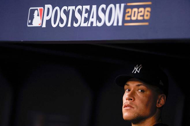 ST PETERSBURG, FLORIDA - OCTOBER 05: Aaron Judge #99 of the New York Yankees looks on during the ninth inning against the Tampa Bay Rays in game two of the American League Division Series at Tropicana Field on October 05, 2026 in St Petersburg, Florida.   Mike Stobe/Getty Images/AFP (Photo by Mike Stobe / GETTY IMAGES NORTH AMERICA / Getty Images via AFP)        <저작권자(c) 연합뉴스, 무단 전재-재배포, AI 학습 및 활용 금지>