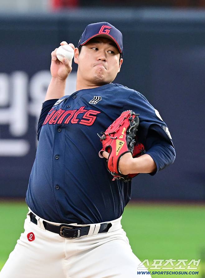 4일 수원 케이티위즈파크에서 열린 KT와 롯데의 경기. 선발 투구하고 있는 롯데 나균안. 수원=송정헌 기자songs@sportschosun.com/2026.10.04/
