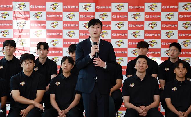 12일 기자간담회에서 취재진의 질문에 대답하는 한국전력 빅스톰 석진욱 감독(가운데). 사진제공=한국전력 빅스톰