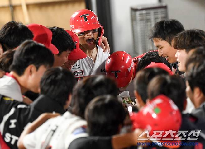 12일 광주 기아챔피언스필드에서 열린 KIA와 LG의 경기. 8회말 무사 1루 KIA 김도영이 역전 투런포를 날린 뒤 환호하고 있다. 광주=박재만 기자 pjm@sportschosun.com/2026.10.12/