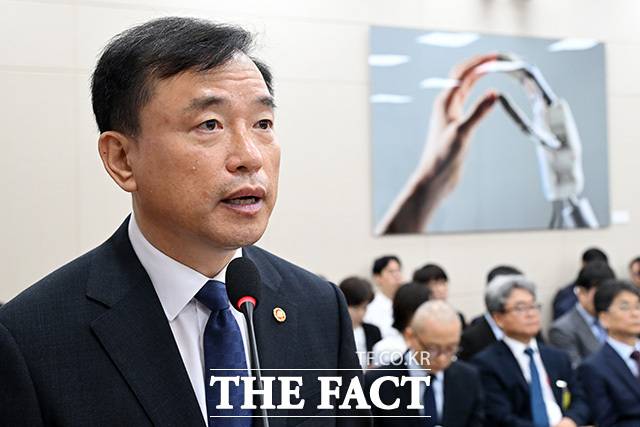 김종철 방송미디어통신위원장이 12일 오전 서울 여의도 국회 과학기술정보방송통신위원회에서 열린 방송미디어통신위원회 등에 대한 국정감사에서 인사말을 하고 있다. /국회=남용희 기자