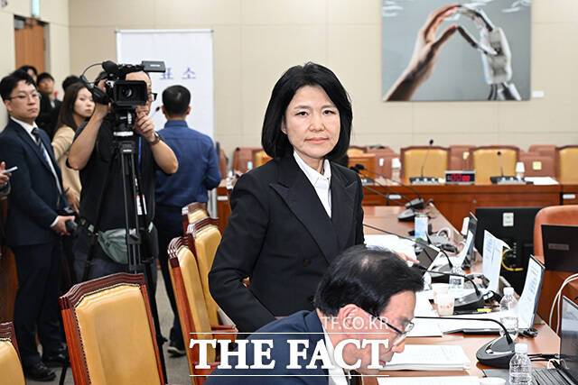 제척의 건이 상정되자 회의장을 떠나는 이 의원.